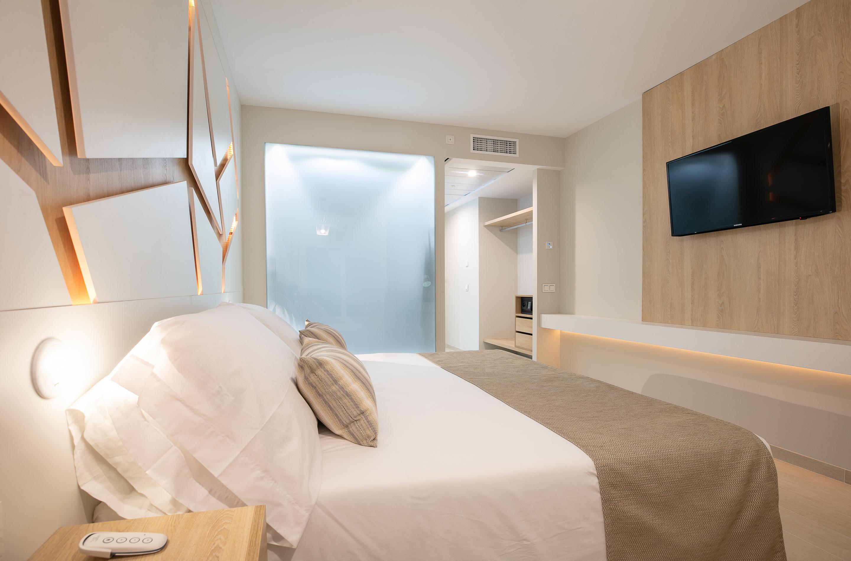 The Ibiza Twiins - 4* Sup Hotel Playa d'en Bossa Bagian luar foto